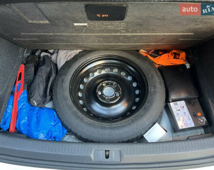 Белый Фольксваген e-Golf, объемом двигателя 0 л и пробегом 55 тыс. км за 12399 $, фото 18 на Automoto.ua