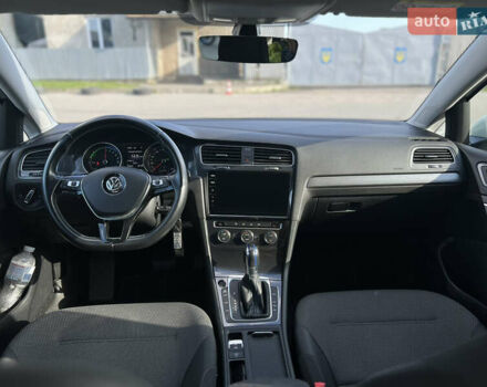Белый Фольксваген e-Golf, объемом двигателя 0 л и пробегом 136 тыс. км за 11499 $, фото 20 на Automoto.ua