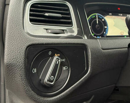 Белый Фольксваген e-Golf, объемом двигателя 0 л и пробегом 97 тыс. км за 11555 $, фото 45 на Automoto.ua