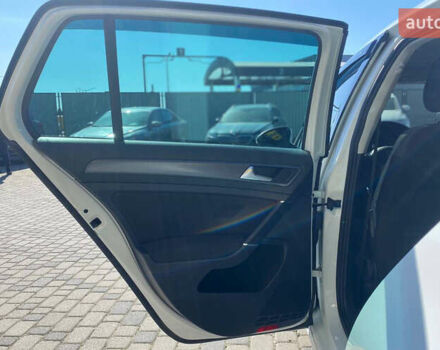 Белый Фольксваген e-Golf, объемом двигателя 0 л и пробегом 127 тыс. км за 15700 $, фото 18 на Automoto.ua