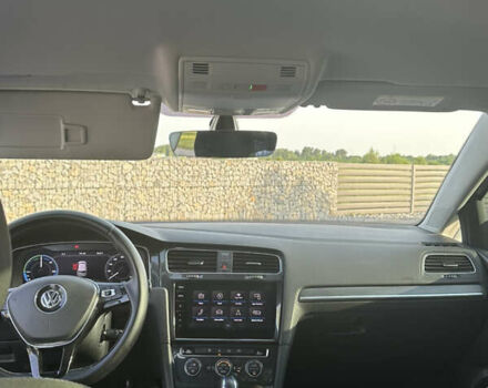 Белый Фольксваген e-Golf, объемом двигателя 0 л и пробегом 156 тыс. км за 12300 $, фото 10 на Automoto.ua