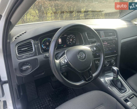 Белый Фольксваген e-Golf, объемом двигателя 0 л и пробегом 95 тыс. км за 13600 $, фото 4 на Automoto.ua