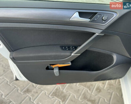 Белый Фольксваген e-Golf, объемом двигателя 0 л и пробегом 56 тыс. км за 13200 $, фото 30 на Automoto.ua