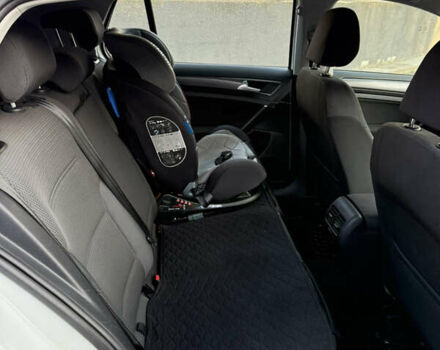 Белый Фольксваген e-Golf, объемом двигателя 0 л и пробегом 96 тыс. км за 15500 $, фото 18 на Automoto.ua