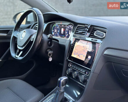 Белый Фольксваген e-Golf, объемом двигателя 0 л и пробегом 61 тыс. км за 14500 $, фото 32 на Automoto.ua