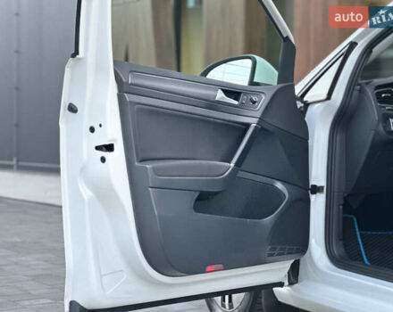 Белый Фольксваген e-Golf, объемом двигателя 0 л и пробегом 61 тыс. км за 14500 $, фото 18 на Automoto.ua