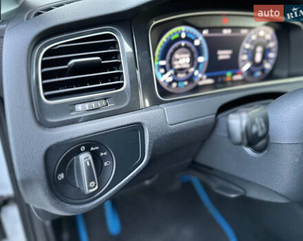 Белый Фольксваген e-Golf, объемом двигателя 0 л и пробегом 61 тыс. км за 14500 $, фото 19 на Automoto.ua