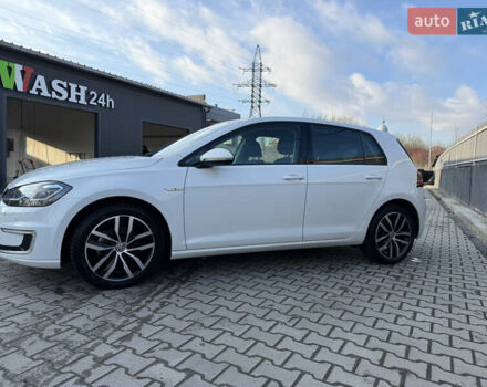 Белый Фольксваген e-Golf, объемом двигателя 0 л и пробегом 96 тыс. км за 15500 $, фото 4 на Automoto.ua