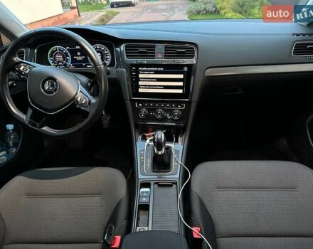 Белый Фольксваген e-Golf, объемом двигателя 0 л и пробегом 97 тыс. км за 15500 $, фото 12 на Automoto.ua