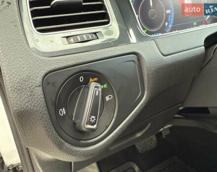 Белый Фольксваген e-Golf, объемом двигателя 0 л и пробегом 84 тыс. км за 14200 $, фото 44 на Automoto.ua