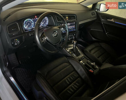 Белый Фольксваген e-Golf, объемом двигателя 0 л и пробегом 137 тыс. км за 12999 $, фото 88 на Automoto.ua