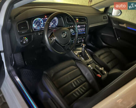 Белый Фольксваген e-Golf, объемом двигателя 0 л и пробегом 137 тыс. км за 12999 $, фото 87 на Automoto.ua