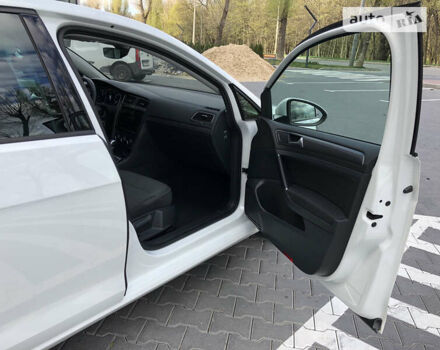 Белый Фольксваген e-Golf, объемом двигателя 0 л и пробегом 125 тыс. км за 14999 $, фото 45 на Automoto.ua