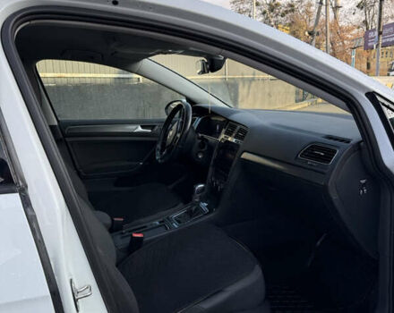 Белый Фольксваген e-Golf, объемом двигателя 0 л и пробегом 96 тыс. км за 15500 $, фото 14 на Automoto.ua
