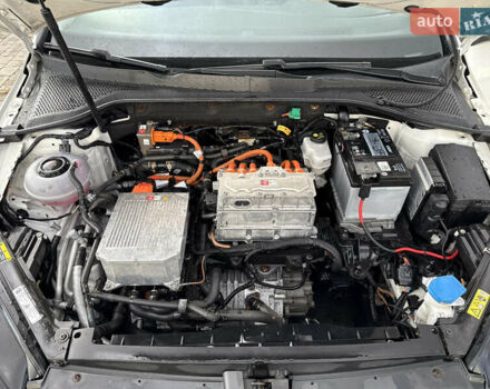 Белый Фольксваген e-Golf, объемом двигателя 0 л и пробегом 84 тыс. км за 14200 $, фото 96 на Automoto.ua