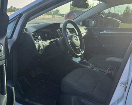 Белый Фольксваген e-Golf, объемом двигателя 0 л и пробегом 156 тыс. км за 12300 $, фото 7 на Automoto.ua