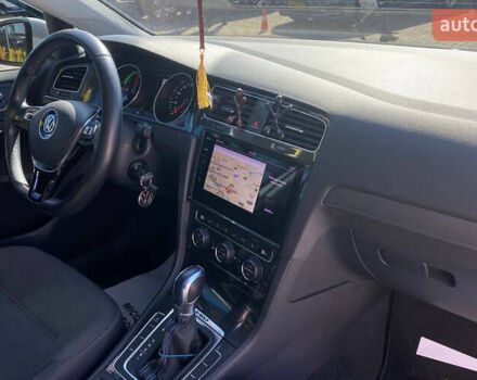 Белый Фольксваген e-Golf, объемом двигателя 0 л и пробегом 127 тыс. км за 15700 $, фото 15 на Automoto.ua