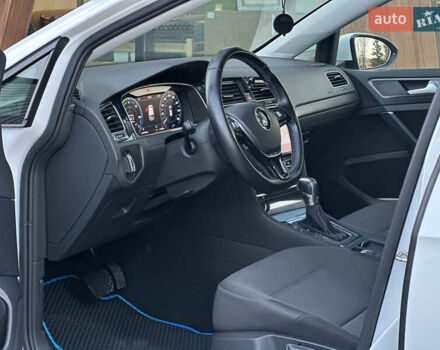 Белый Фольксваген e-Golf, объемом двигателя 0 л и пробегом 61 тыс. км за 14500 $, фото 14 на Automoto.ua