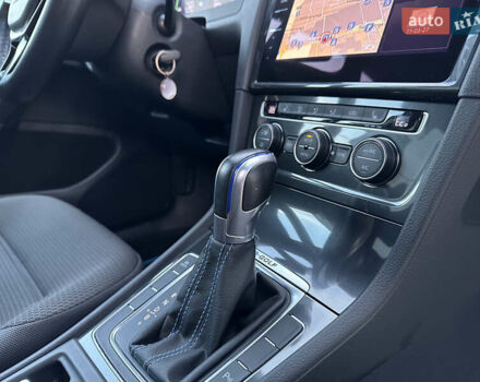 Белый Фольксваген e-Golf, объемом двигателя 0 л и пробегом 61 тыс. км за 14500 $, фото 33 на Automoto.ua