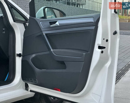 Белый Фольксваген e-Golf, объемом двигателя 0 л и пробегом 61 тыс. км за 14500 $, фото 35 на Automoto.ua