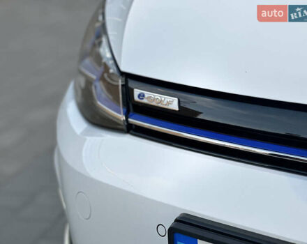 Белый Фольксваген e-Golf, объемом двигателя 0 л и пробегом 61 тыс. км за 14500 $, фото 16 на Automoto.ua