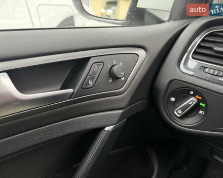 Белый Фольксваген e-Golf, объемом двигателя 0 л и пробегом 110 тыс. км за 13600 $, фото 21 на Automoto.ua