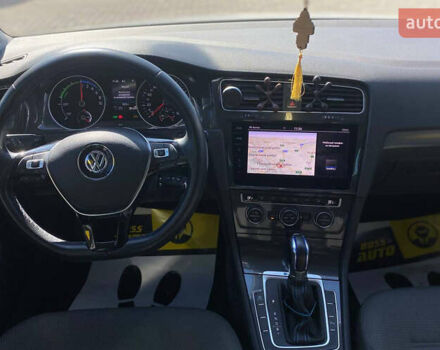 Белый Фольксваген e-Golf, объемом двигателя 0 л и пробегом 127 тыс. км за 15700 $, фото 14 на Automoto.ua