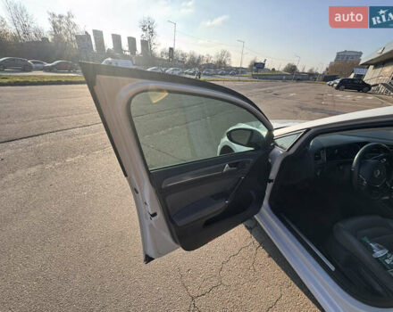 Белый Фольксваген e-Golf, объемом двигателя 0 л и пробегом 165 тыс. км за 13500 $, фото 13 на Automoto.ua