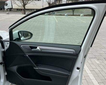 Белый Фольксваген e-Golf, объемом двигателя 0 л и пробегом 56 тыс. км за 17400 $, фото 17 на Automoto.ua