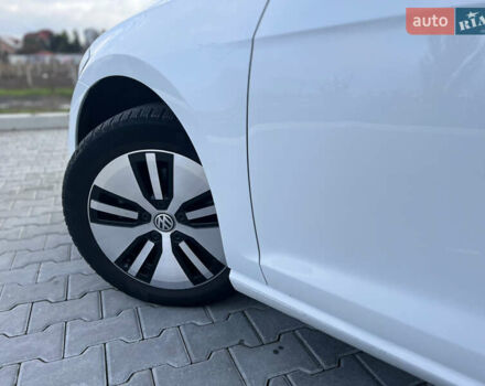 Белый Фольксваген e-Golf, объемом двигателя 0 л и пробегом 56 тыс. км за 13200 $, фото 12 на Automoto.ua