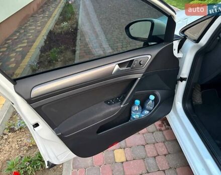 Белый Фольксваген e-Golf, объемом двигателя 0 л и пробегом 97 тыс. км за 15500 $, фото 16 на Automoto.ua