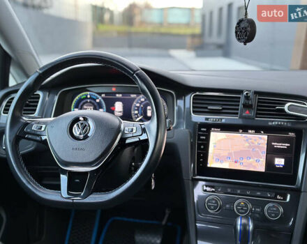 Белый Фольксваген e-Golf, объемом двигателя 0 л и пробегом 61 тыс. км за 14500 $, фото 25 на Automoto.ua