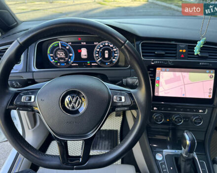 Белый Фольксваген e-Golf, объемом двигателя 0 л и пробегом 88 тыс. км за 15100 $, фото 42 на Automoto.ua