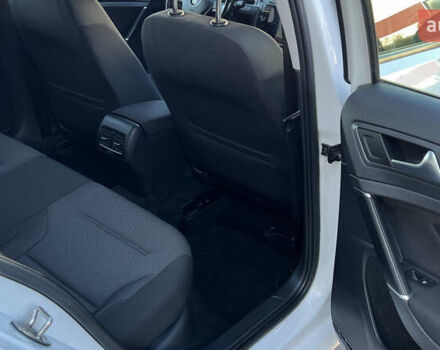 Белый Фольксваген e-Golf, объемом двигателя 0 л и пробегом 84 тыс. км за 13250 $, фото 75 на Automoto.ua