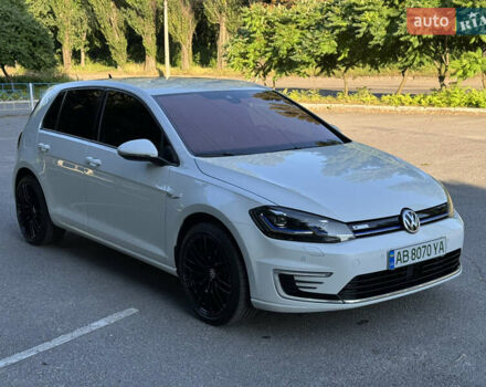 Белый Фольксваген e-Golf, объемом двигателя 0 л и пробегом 88 тыс. км за 15100 $, фото 12 на Automoto.ua
