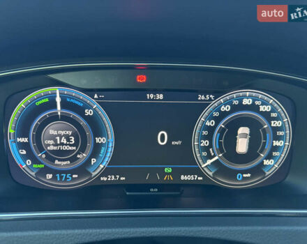 Белый Фольксваген e-Golf, объемом двигателя 0 л и пробегом 88 тыс. км за 15100 $, фото 59 на Automoto.ua
