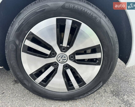 Белый Фольксваген e-Golf, объемом двигателя 0 л и пробегом 117 тыс. км за 15800 $, фото 19 на Automoto.ua