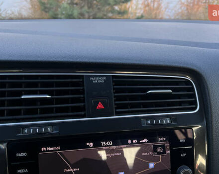 Белый Фольксваген e-Golf, объемом двигателя 0 л и пробегом 84 тыс. км за 13250 $, фото 126 на Automoto.ua