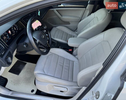 Белый Фольксваген e-Golf, объемом двигателя 0 л и пробегом 88 тыс. км за 15100 $, фото 28 на Automoto.ua
