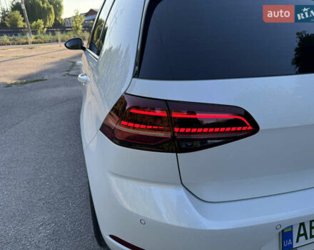 Белый Фольксваген e-Golf, объемом двигателя 0 л и пробегом 88 тыс. км за 15100 $, фото 23 на Automoto.ua
