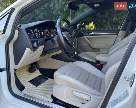 Белый Фольксваген e-Golf, объемом двигателя 0 л и пробегом 88 тыс. км за 15100 $, фото 27 на Automoto.ua