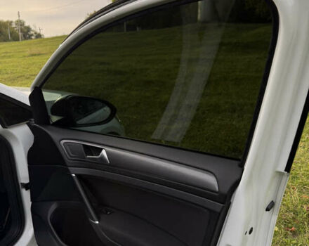 Белый Фольксваген e-Golf, объемом двигателя 0 л и пробегом 95 тыс. км за 15500 $, фото 5 на Automoto.ua