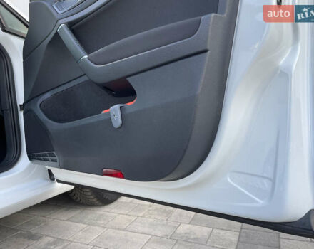Белый Фольксваген e-Golf, объемом двигателя 0 л и пробегом 35 тыс. км за 14750 $, фото 43 на Automoto.ua