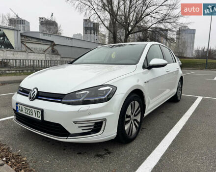 Белый Фольксваген e-Golf, объемом двигателя 0 л и пробегом 117 тыс. км за 15800 $, фото 4 на Automoto.ua