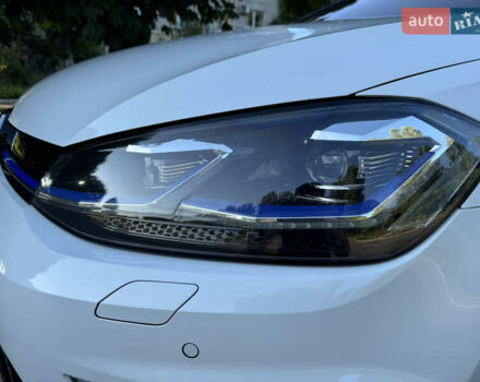 Белый Фольксваген e-Golf, объемом двигателя 0 л и пробегом 88 тыс. км за 15100 $, фото 48 на Automoto.ua