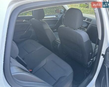 Белый Фольксваген e-Golf, объемом двигателя 0 л и пробегом 48 тыс. км за 13900 $, фото 14 на Automoto.ua