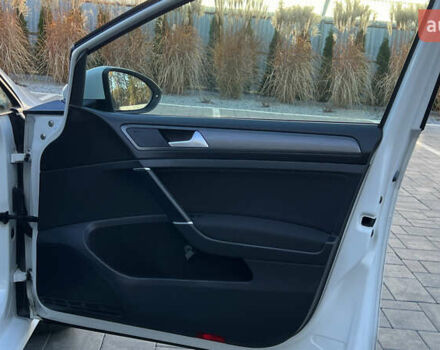 Белый Фольксваген e-Golf, объемом двигателя 0 л и пробегом 84 тыс. км за 13250 $, фото 80 на Automoto.ua