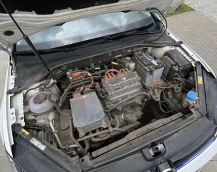 Білий Фольксваген e-Golf, об'ємом двигуна 0 л та пробігом 82 тис. км за 13000 $, фото 15 на Automoto.ua