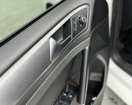 Белый Фольксваген e-Golf, объемом двигателя 0 л и пробегом 75 тыс. км за 15500 $, фото 9 на Automoto.ua