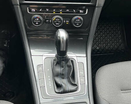 Белый Фольксваген e-Golf, объемом двигателя 0 л и пробегом 75 тыс. км за 15500 $, фото 14 на Automoto.ua